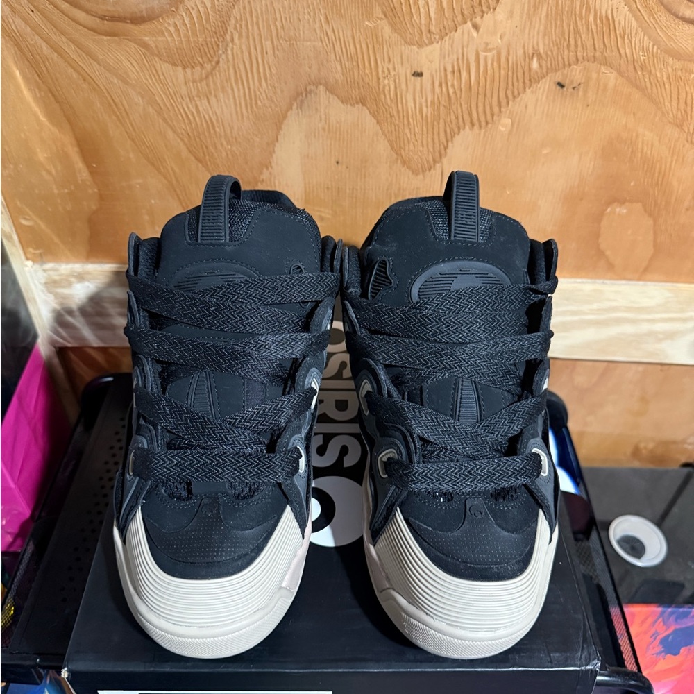 Osiris D3 2001 — Classic Black/Black/Tan Skate Shoes (Size 10) - Picture 3 of 6